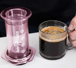 AEROPRESS Clear Pink draagbare koffiezetapparaat in transparant roze