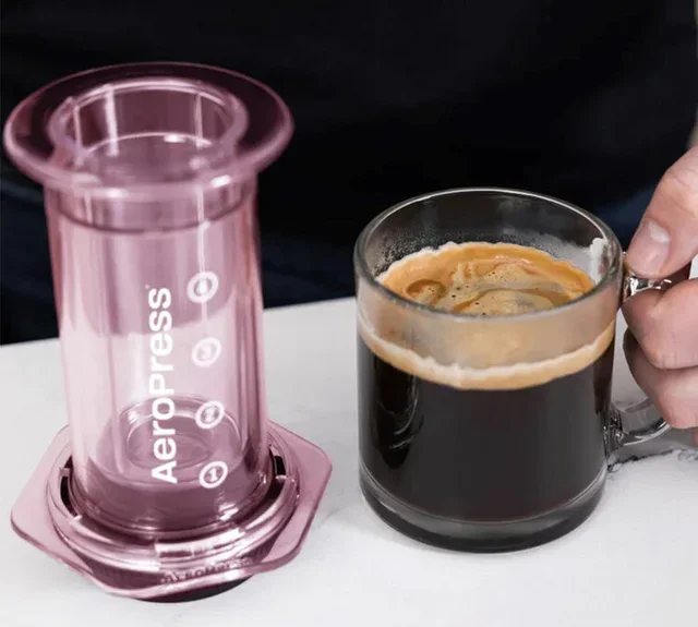 AEROPRESS Clear Pink draagbare koffiezetapparaat in transparant roze