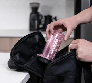 AEROPRESS Clear Pink draagbare koffiezetapparaat in transparant roze