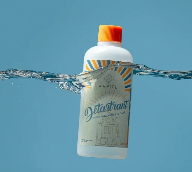 Detergente anticalcare ARFIZE, formula multiuso, confezione da 3 flaconi da 500 ml.