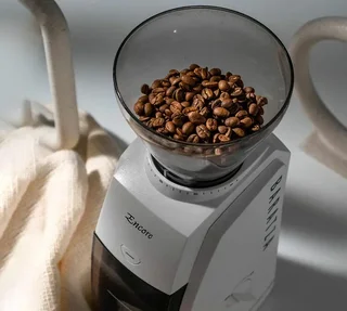 Бяла електрическа кафемелачка BARATZA Encore