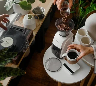 Бяла електрическа кафемелачка BARATZA Encore