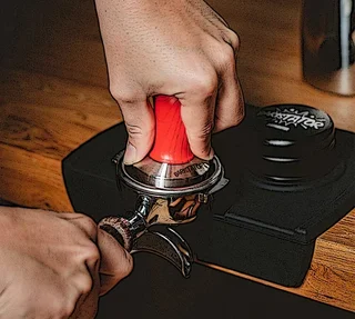 Про тампер за кафе BARISTATOR 58.6mm прецизен Червено Дърво