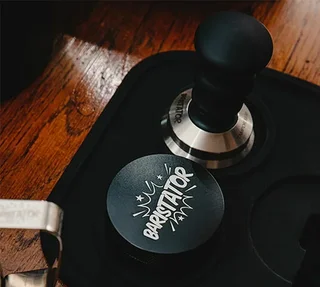 Professionele BARISTATOR Koffietamper 58.6mm – Zwarte Aluminium Handgreep Hoogwaardig