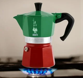 BIALETTI Moka Express Italia – Italiaanse koffiezetter 6 kopjes / 30 cl