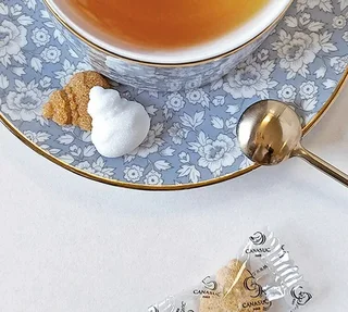 Кутия с бял и кафяв тръстиков захар Duchesse от Canasuc - 51 броя в петит шу форма