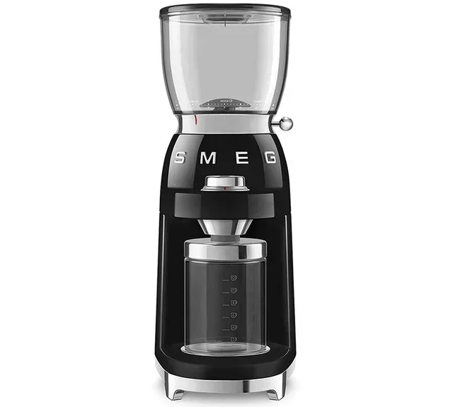 Кафемелачка SMEG CGF11BLEU в черен цвят, дизайн от 50-те години.