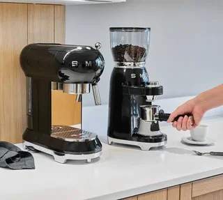 Кафемелачка SMEG CGF11BLEU в черен цвят, дизайн от 50-те години.