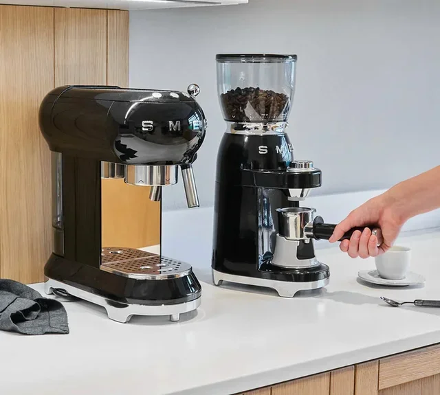 Кафемелачка SMEG CGF11BLEU в черен цвят, дизайн от 50-те години.