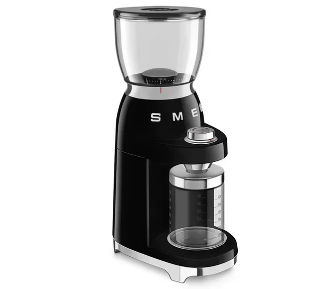 Кафемелачка SMEG CGF11BLEU в черен цвят, дизайн от 50-те години.