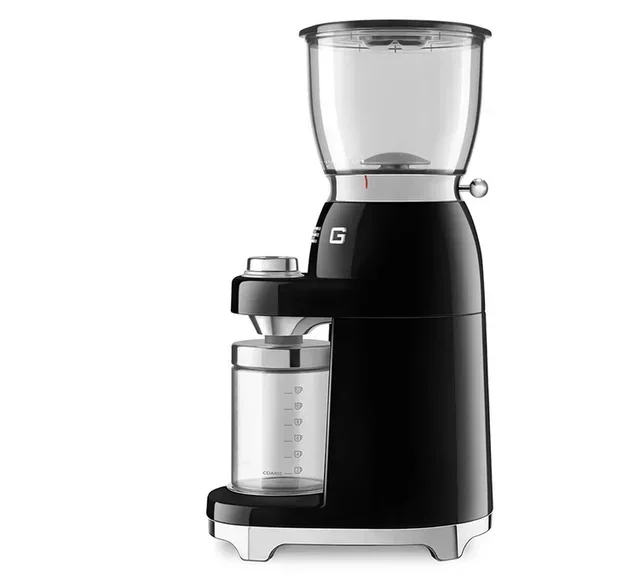 Кафемелачка SMEG CGF11BLEU в черен цвят, дизайн от 50-те години.