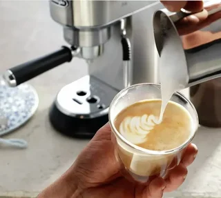 DeLonghi Dedica Arte EC885.M Metall Espressomaskin med LatteArt Ångmunstycke + Barista Kit