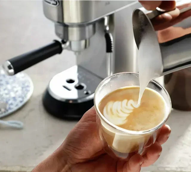 DeLonghi Dedica Arte EC885.M Metall Espressomaskin med LatteArt Ångmunstycke + Barista Kit