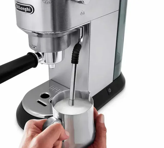 DeLonghi Dedica Arte EC885.M Metall Espressomaskin med LatteArt Ångmunstycke + Barista Kit