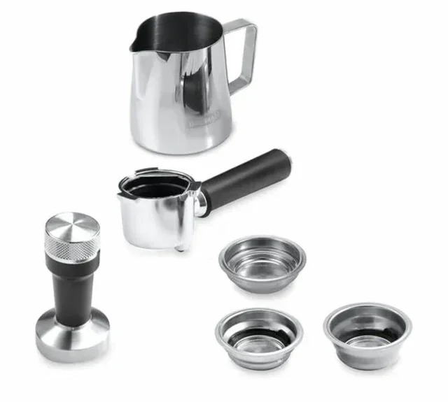 DeLonghi Dedica Arte EC885.M Metall Espressomaskin med LatteArt Ångmunstycke + Barista Kit