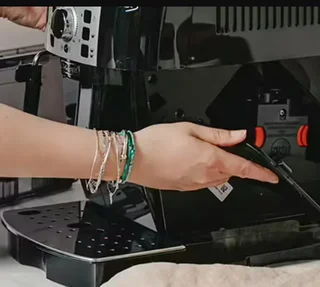 Macinacaffè automatico DELONGHI Magnifica ECAM 22.140.B - Nero