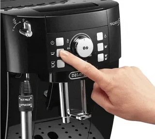 Macchina Caffè Automatica DeLonghi Magnifica S 22.127.B - Nera - Kit 4 Mesi Caffè