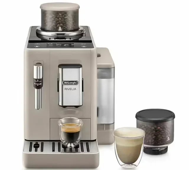Macchina da caffè espresso Delonghi Rivelia FEB 4455.BG, colore beige sabbia latte – confezione con caffè per 4 mesi e prodotti per la manutenzione.