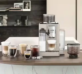 Macchina da caffè espresso Delonghi Rivelia FEB 4455.BG, colore beige sabbia latte – confezione con caffè per 4 mesi e prodotti per la manutenzione.