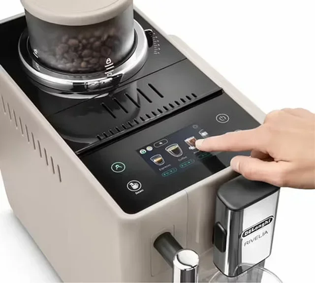 Macchina da caffè espresso Delonghi Rivelia FEB 4455.BG, colore beige sabbia latte – confezione con caffè per 4 mesi e prodotti per la manutenzione.