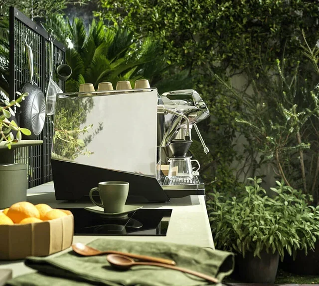 FAEMA Faemina profesionalna mašina za espresso - polirani aluminijum, crna anodizirana završna obrada