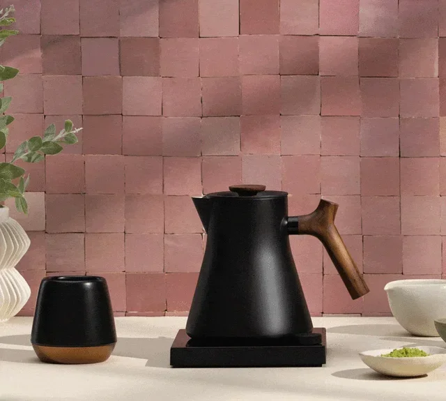 Fellow Corvo EKG Pro elektromos vízforraló 0.9L - Matt fekete juharfogantyúval