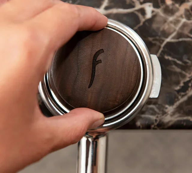 FLAIR ESPRESSO tamper za kavu orah i čelik 58 mm