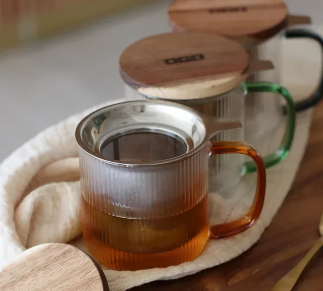 Τσαγιέρι γυάλινο OGO Living 300 ml, απόχρωση γκρι καπνού, με καπάκι ακακίας.