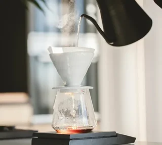 HARIO V60 VDC-02 dripper, bijeli porculan, za 2-4 šalice