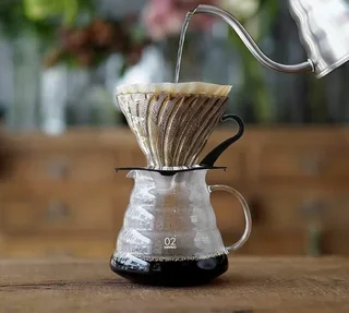HARIO V60 VDG-03-B Glass Dripper, for 1 til 4 kopper.