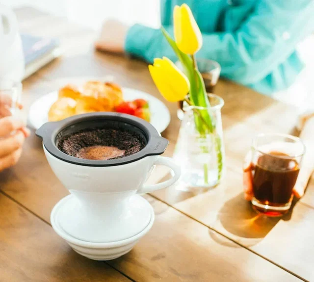 HARIO W60 PDC-02-W Dripper in porcelain - 1 to 4 cups - with permanent filter