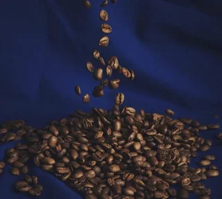 Κόκκοι καφέ 1kg Intenso Blend (προηγουμένως Ιταλικό) – Cafés Lugat για επαγγελματική χρήση