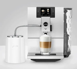 Biała Chłodziarka do Mleka – Praktyczne Akcesorium do Ekspresu Jura na Ziarna