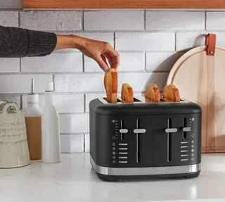 KitchenAid Musta Lakritsi 4-Viipaleen Leivänpaahdin 5KMT4109EBM