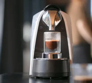 Kottea CK120W.NP - Macchina Caffè Compatibile Nespresso® Pro con 50 Capsule in Omaggio