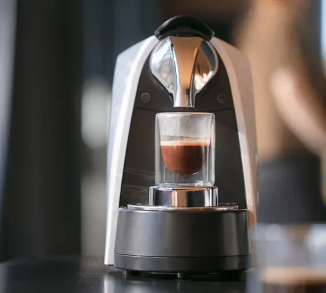 Kottea CK120W.NP - Macchina Caffè Compatibile Nespresso® Pro con 50 Capsule in Omaggio