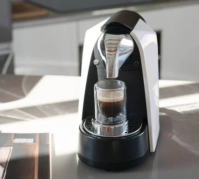 Kottea CK120W.NP - Macchina Caffè Compatibile Nespresso® Pro con 50 Capsule in Omaggio