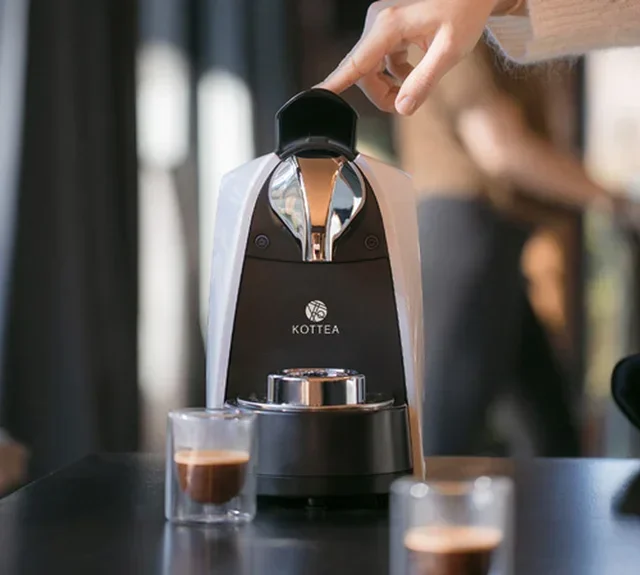 Kottea CK120W.NP - Macchina Caffè Compatibile Nespresso® Pro con 50 Capsule in Omaggio