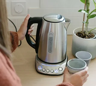 Kottea KT102 Edelstahl-Wasserkocher Pro 1,7l + Entkalker &amp; Tee GRATIS