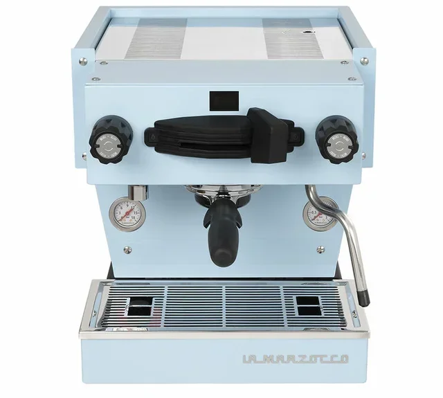 Sininen La Marzocco Linea Mini espressokone digitaalisella näytöllä ja tyylikkäällä ulkonäöllä.