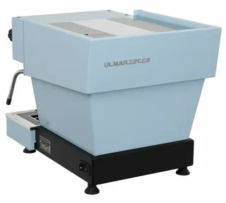 La Marzocco Linea Mini kék eszpresszógép digitális kijelzővel és modern dizájnnal.