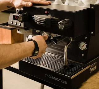 LA MARZOCCO Linea Mini eszpresszógép fekete színben digitális kijelzővel