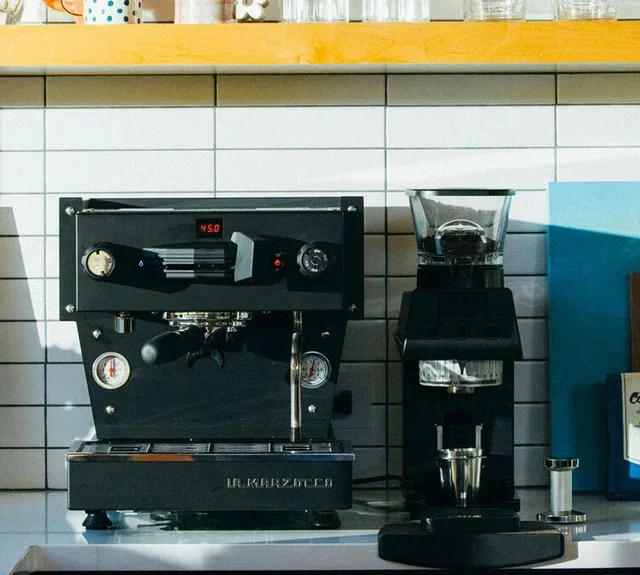 LA MARZOCCO Linea Mini eszpresszógép fekete színben digitális kijelzővel