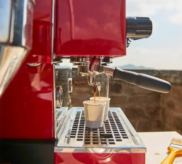 Punainen La Marzocco Linea Mini -espressokone digitaalisella näytöllä.