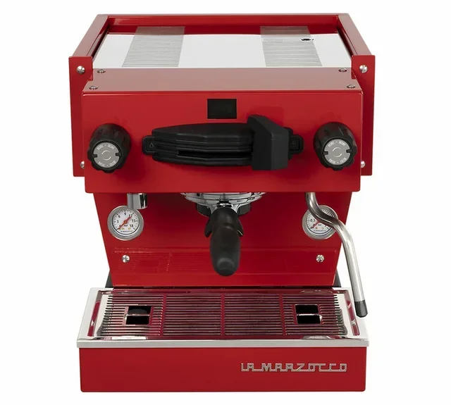 Punainen La Marzocco Linea Mini -espressokone digitaalisella näytöllä.