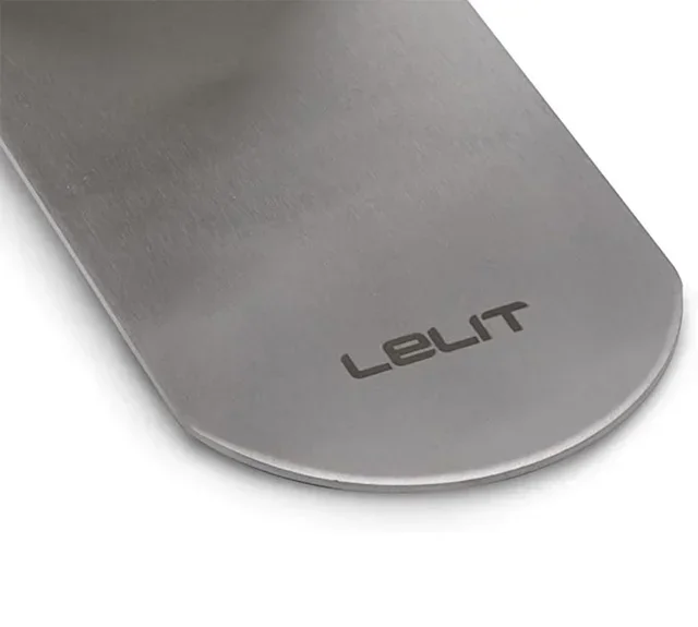 Тампер Lelit от неръждаема стомана с неплъзгаща се основа.