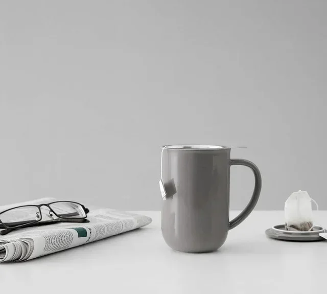 Šalica Minima vuneno siva 50 cl s infuzorom od nehrđajućeg čelika - VIVA SCANDINAVIA