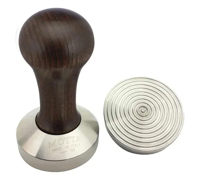 Тампер за кафе MOTTA 58 мм с вълнообразна основа и дървена дръжка