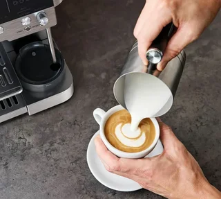 Máquina de espresso NINJA ES601EU com moedor integrado + Cold Brew