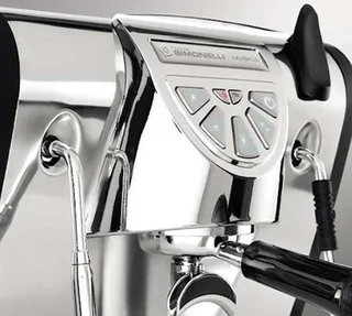 NUOVA SIMONELLI Musica -espressokone mustana, malli MMUSICAVOL010004, vesijohtoliitännällä varustettuna.